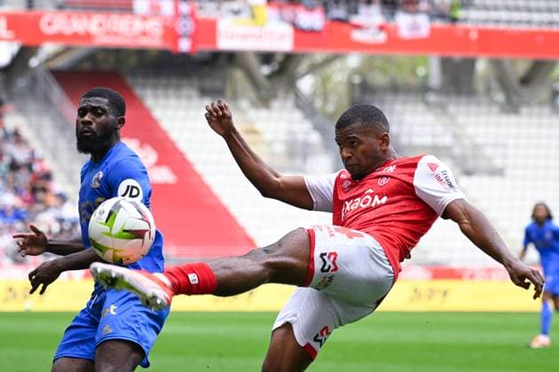 Sergio AKIEME ( 18 - Reims ) and Jeremie BOGA ( 7 - Nice ) during the Ligue 1 match between Stade de Reims and OGC Nice at Stade Auguste Delaune on April 07, 2024 in Reims, France. ( Photo by federico pestellini panoramic ) - FOOTBALL : Reims vs Nice - Ligue 1 - 07 04 2024 FedericoPestellini Panoramic 