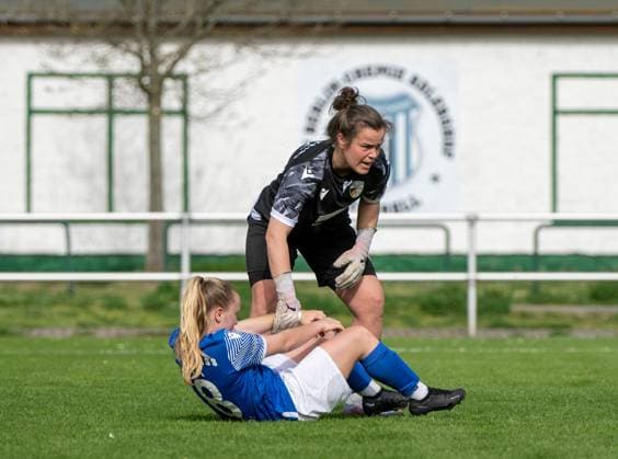 Fussball, Frauen, Regionalliga Nordost, Saison 2023 2024 (16. Spieltag), 1. FC Union Berlin - FC Carl Zeiss Jena II, v. l. Leni Hof und Torfrau Laura Kiontke (beide Jena) nach dem Gegentor zum 2:1 für Union kurz vor Ende, 07.04. 2024, Copyright: xMatthiasxKochx