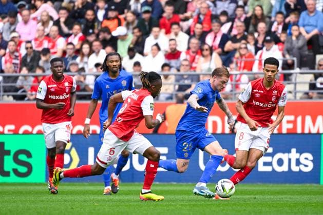 Melvin BARD ( 26 - Nice ) , Amir RICHARDSON ( 8 - Reims ) and Valentin ATANGANA EDOA ( 6 - Reims ) during the Ligue 1 match between Stade de Reims and OGC Nice at Stade Auguste Delaune on April 07, 2024 in Reims, France. ( Photo by federico pestellini panoramic ) - FOOTBALL : Reims vs Nice - Ligue 1 - 07 04 2024 FedericoPestellini Panoramic 