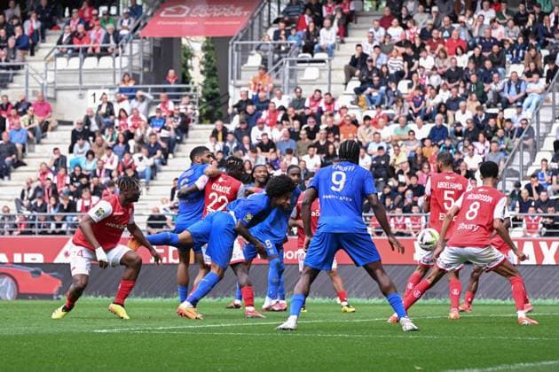 DANTE Costa ( 4 - Nice ) and Amir RICHARDSON ( 8 - Reims ) during the Ligue 1 match between Stade de Reims and OGC Nice at Stade Auguste Delaune on April 07, 2024 in Reims, France. ( Photo by federico pestellini panoramic ) - FOOTBALL : Reims vs Nice - Ligue 1 - 07 04 2024 FedericoPestellini Panoramic 