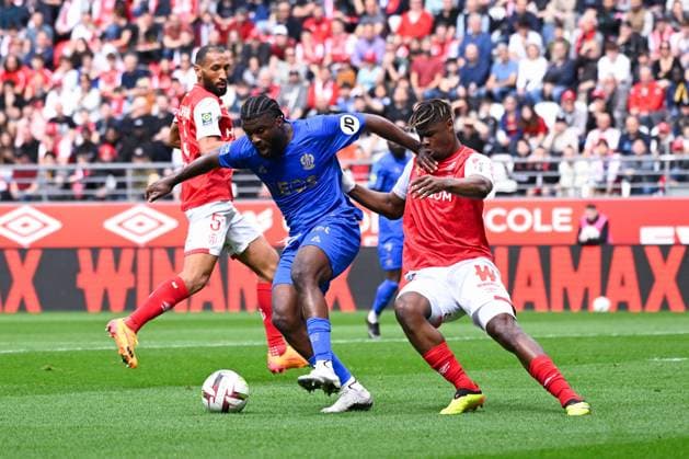 Emmanuel Agbadou ( 24 - Reims ) and Terem MOFFI ( 9 - Nice ) and during the Ligue 1 match between Stade de Reims and OGC Nice at Stade Auguste Delaune on April 07, 2024 in Reims, France. ( Photo by federico pestellini panoramic ) - FOOTBALL : Reims vs Nice - Ligue 1 - 07 04 2024 FedericoPestellini Panoramic 
