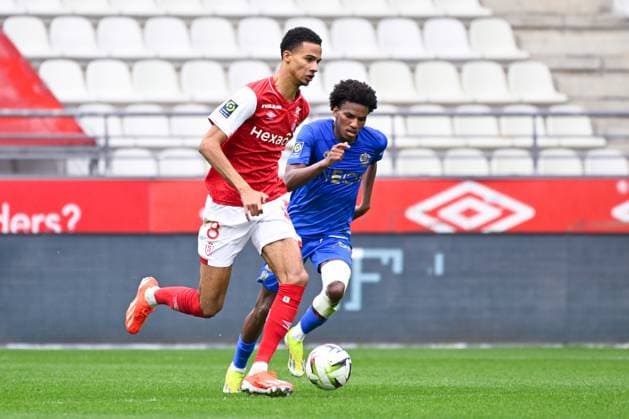 Amir RICHARDSON ( 8 - Reims ) and Hicham BOUDAOUI ( 28 - Nice ) during the Ligue 1 match between Stade de Reims and OGC Nice at Stade Auguste Delaune on April 07, 2024 in Reims, France. ( Photo by federico pestellini panoramic ) - FOOTBALL : Reims vs Nice - Ligue 1 - 07 04 2024 FedericoPestellini Panoramic 