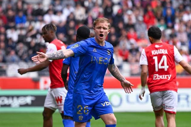 Melvin BARD ( 26 - Nice ) looks dejected during the Ligue 1 match between Stade de Reims and OGC Nice at Stade Auguste Delaune on April 07, 2024 in Reims, France. ( Photo by federico pestellini panoramic ) - FOOTBALL : Reims vs Nice - Ligue 1 - 07 04 2024 FedericoPestellini Panoramic 
