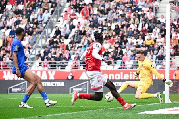 Oumar Diakite ( 22 - Reims ) and Marcin BULKA ( 1 - Nice ) during the Ligue 1 match between Stade de Reims and OGC Nice at Stade Auguste Delaune on April 07, 2024 in Reims, France. ( Photo by federico pestellini panoramic ) - FOOTBALL : Reims vs Nice - Ligue 1 - 07 04 2024 FedericoPestellini Panoramic 