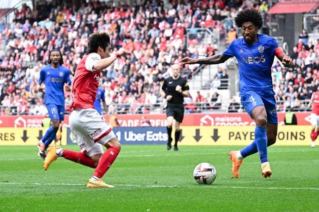 Junya ITO ( 7 - Reims ) and DANTE Costa ( 4 - Nice ) during the Ligue 1 match between Stade de Reims and OGC Nice at Stade Auguste Delaune on April 07, 2024 in Reims, France. ( Photo by federico pestellini panoramic ) - FOOTBALL : Reims vs Nice - Ligue 1 - 07 04 2024 FedericoPestellini Panoramic 