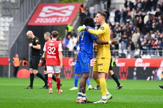 Khephren THURAM ( 19 - Nice ) and Marcin BULKA ( 1 - Nice ) following the Ligue 1 match between Stade de Reims and OGC Nice at Stade Auguste Delaune on April 07, 2024 in Reims, France. ( Photo by federico pestellini panoramic ) - FOOTBALL : Reims vs Nice - Ligue 1 - 07 04 2024 FedericoPestellini Panoramic 