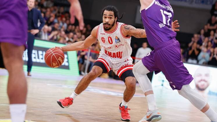 Bilder des Jahres 2024, Sport 04 April Sport Themen der Woche KW14 Sport Bilder des Tages Im Bild: Otis Livingston II (Wuerzburg Baskets, 0) 06.04.2024, BG Goettingen vs. Wuerzburg Baskets, easyCredit BBL, 27. Spieltag, Deutschland, Goettingen, Sparkassen-Arena Goettingen, *** In the picture Otis Livingston II Wuerzburg Baskets, 0 06 04 2024, BG Goettingen vs Wuerzburg Baskets, easyCredit BBL, Matchday 27, Germany, Goettingen, Sparkassen Arena Goettingen, Copyright: HMBxMedia xJulienxBecker