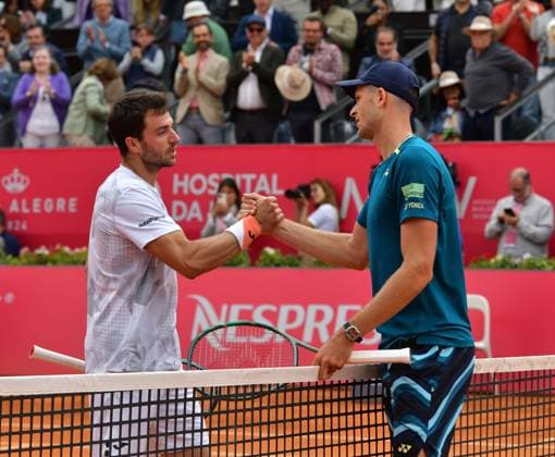 Hubert Hurkacz (Polen) gewinnt die Estoril Open in Portugal Estoril Open, Portugal, 7. April 2024, Finale - Hubert Hurkacz (Polen, rechts) gewinnt die Estoril Open in Portugal durch einen Finalsieg über Pedro Martinez (Spanien). Es war der erste internationale Turniersieg für Hurkacz bei einem Sandplatzturnier. Estoril Estoril Tennis Club Lisbon Portugal