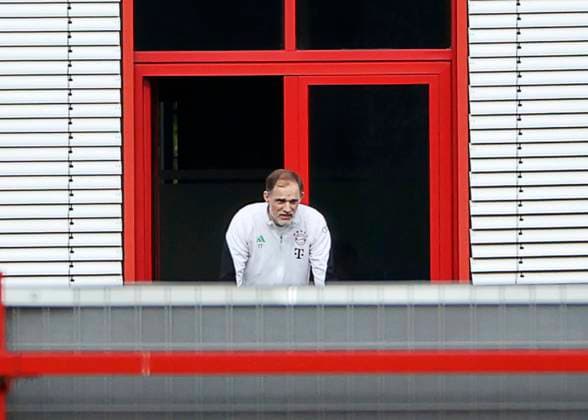 07.04.2024, FC Bayern Training Muenchen, Fussball im Bild: Thomas Tuchel (FC Bayern Muenchen) am Balkon