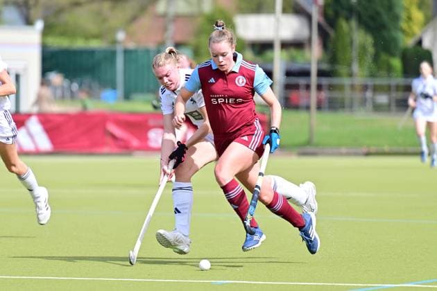 Sport Themen der Woche KW14 Sport Bilder des Tages Hockey I Frauen I Saison 2023 2024 I 1. Bundesliga I UHC Hamburg - Düsseldorfer HC I 07.04.2024 Lilly Stoffelsma (50, Düsseldorfer HC) versucht an den Ball zu kommen, Lena Micheel (10, UHC Hamburg) schirmt ab. Hamburg Wesselblek 8 Hamburg Deutschland *** Field hockey I Women I Season 2023 2024 I 1 Bundesliga I UHC Hamburg Düsseldorfer HC I 07 04 2024 Lilly Stoffelsma 50, Düsseldorfer HC tries to get the ball, Lena Micheel 10, UHC Hamburg shields Hamburg Wesselblek 8 Hamburg Germany Copyright: xLobeca WolfxGebhardtx