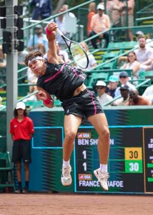 HOUSTON, TX - APRIL 07: Ben Shelton (USA) serves the ball during the singles final match of the US Clay Court Championships on April 7, 2024 at River Oaks Country Club in Houston, Texas. (Photo by Leslie Plaza Johnson Icon Sportswire) TENNIS: APR 07 US Clay Court Championships EDITORIAL USE ONLY Icon240407010