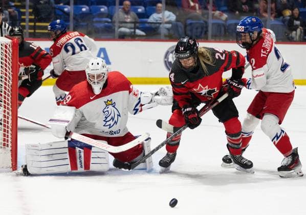 Sport Bilder des Tages April 7, 2024, Utica, Ny, UNITED STATES: Canada s Natalie Spooner (24) battles for the rebound in front to Czechia goaltender Klara Peslarova (29) during second period hockey action at the IIHF Women s World Hockey Championship in Utica, N.Y., Sunday, April 7, 2024. Canada News - April 7, 2024  - ZUMAc35_ 20240407_zaf_c35_034 Copyright: xChristinnexMuschix