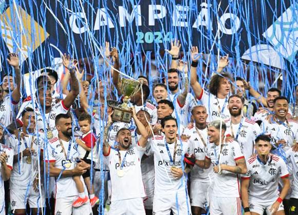 Bilder des Jahres 2024, Sport 04 April Sport Themen der Woche KW14 Sport Bilder des Tages Rio de Janeiro, Brazil, March 30th 2024: Flamengo players celebrate with trophy after winning the Campeonato Carioca Final between Flamengo and Nova Iguacu at the Maracana stadium in Rio de Janeiro, Brazil. (Andre Ricardo Sports Press Photo SPP)  Copyright: xAndrexRicardox xSportsxPressxPhotox xSPPx spp-en-AnRiSpPrPh-andrericardo070424-56