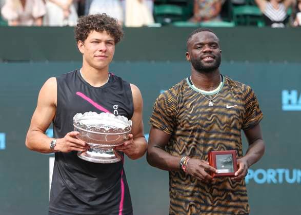 Sport Themen der Woche KW14 Sport Bilder des Tages HOUSTON, TX - APRIL 07: (left to right) Ben Shelton (USA) holds the winner™s trophy standing next to Frances Tiafoe (USA), second place winner during the singles final match of the US Clay Court Championships on April 7, 2024 at River Oaks Country Club in Houston, Texas. (Photo by Leslie Plaza Johnson Icon Sportswire) TENNIS: APR 07 US Clay Court Championships EDITORIAL USE ONLY Icon240407071