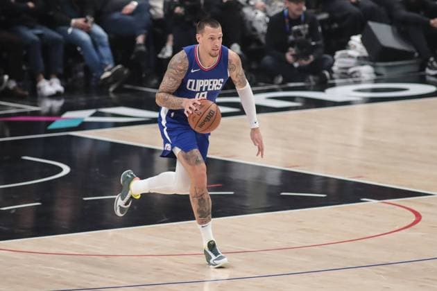 LOS ANGELES, CA - APRIL 5: LA Clippers center Daniel Theis (10) dribbles down the court during the Utah Jazz vs LA Clippers game on April 05, 2024, at Crypto.com Arena in Los Angeles, CA. (Photo by Jevone Moore Icon Sportswire) NBA, Basketball Herren, USA APR 05 Jazz at Clippers EDITORIAL USE ONLY Icon2404051102