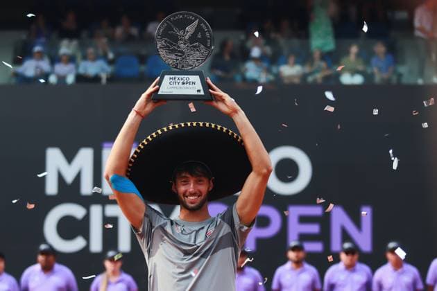 Bilder des Jahres 2024, Sport 04 April Sport Themen der Woche KW14 Sport Bilder des Tages 2024 Mexico City Open - Final Day April 7, 2024, Mexico City, Mexico: Thiago Tirante of Argentina poses with the trophy during the official presentation after won his Men s Singles Final match against Alexis Galarneau during the Mexico City Open at Deportivo Chapultepec. Thiago Tirante defeated Alexis Galarneau 2 sets to 0. on April 7, 2024 in Mexico City, Mexico. (Photo by Carlos Santiago Eyepix Group) Copyright: xCarlosxSantiago xEyepixxGroupx CS_07042024_116748