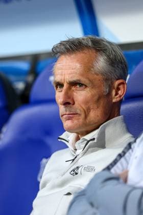 2024-04-07 SC Heerenveen v FC Utrecht - Dutch Eredivisie HEERENVEEN, NETHERLANDS - APRIL 7: Head-Coach Kees van Wonderen of SC Heerenveen looks on during the Dutch Eredivisie match between SC Heerenveen and FC Utrecht at Abe Lenstra Stadion on April 7, 2024 in Heerenveen, Netherlands. (Photo by Pieter van der Woude BSR Agency) Heerenveen Netherlands Content not available for redistribution in The Netherlands directly or indirectly through any third parties. Copyright: xBSRxAgencyx
