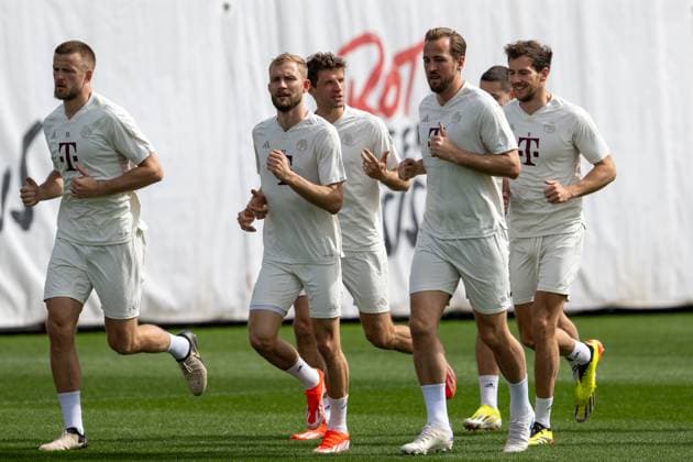 Eric Dier 15 (FC Bayern Muenchen), Konrad Laimer 27 (FC Bayern Muenchen), Thomas Mueller 25 (FC Bayern Muenchen), Harry Kane 9 (FC Bayern Muenchen), Leon Goretzka 8 (FC Bayern Muenchen) beim Warmlaufen, Abschlusstraining vor dem UEFA Champions League-Spiel gegen den FC Arsenal, Saison 2023 2024 an der Saebener Strasse. 08.04.2024 DFB regulations prohibit any use of photographs as image sequences and or quasi-video Muenchen Bayern Deutschland