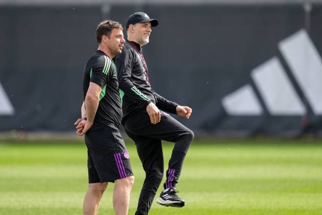 Cheftrainer Thomas Tuchel (FC Bayern Muenchen) kickt, Abschlusstraining vor dem UEFA Champions League-Spiel gegen den FC Arsenal, Saison 2023 2024 an der Saebener Strasse. 08.04.2024 DFB regulations prohibit any use of photographs as image sequences and or quasi-video Muenchen Bayern Deutschland