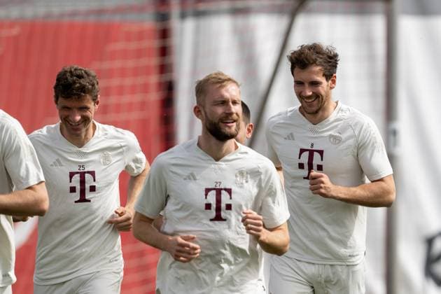 Thomas Mueller 25 (FC Bayern Muenchen), Konrad Laimer 27 (FC Bayern Muenchen), Leon Goretzka 8 (FC Bayern Muenchen) beim Warmlaufen, Abschlusstraining vor dem UEFA Champions League-Spiel gegen den FC Arsenal, Saison 2023 2024 an der Saebener Strasse. 08.04.2024 DFB regulations prohibit any use of photographs as image sequences and or quasi-video Muenchen Bayern Deutschland