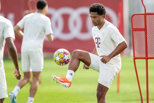 Serge Gnabry 7 (FC Bayern Muenchen), Abschlusstraining vor dem UEFA Champions League-Spiel gegen den FC Arsenal, Saison 2023 2024 an der Saebener Strasse. 08.04.2024 DFB regulations prohibit any use of photographs as image sequences and or quasi-video Muenchen Bayern Deutschland