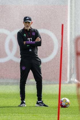 Cheftrainer Thomas Tuchel (FC Bayern Muenchen) steht im Regen, Rasensprenger, Abschlusstraining vor dem UEFA Champions League-Spiel gegen den FC Arsenal, Saison 2023 2024 an der Saebener Strasse. 08.04.2024 DFB regulations prohibit any use of photographs as image sequences and or quasi-video Muenchen Bayern Deutschland