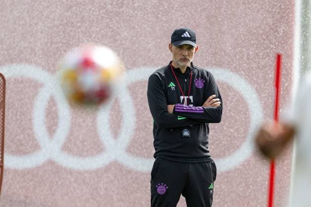 Sport Themen der Woche KW15 Sport Bilder des Tages Cheftrainer Thomas Tuchel (FC Bayern Muenchen) steht im Regen, Rasensprenger, Abschlusstraining vor dem UEFA Champions League-Spiel gegen den FC Arsenal, Saison 2023 2024 an der Saebener Strasse. 08.04.2024 DFB regulations prohibit any use of photographs as image sequences and or quasi-video Muenchen Bayern Deutschland *** Head coach Thomas Tuchel FC Bayern Muenchen stands in the rain, sprinklers, final training before the UEFA Champions League match against FC Arsenal, 2023 2024 season at Saebener Strasse 08 04 2024 DFB regulations prohibit any use of photographs as image sequences and or quasi video Muenchen Bayern Germany Copyright: xkolbert-press UlrichxGamelx