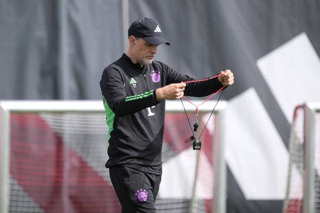Fußball, Championsleague, 20240408, Abschlusstraining, FC Bayern München - FC Arsenal. Im Bild Trainer des FC Bayern München Thomas TUCHEL Stoppuhr und Pfeiffe hängt um Portrait Oberkörper halbe Figur angeschnittenes Einzelmotiv. München Trainingsgelände Säbener Str. 51 Bayern Deutschland Copyright: Passion2Press MarkusxFischerx