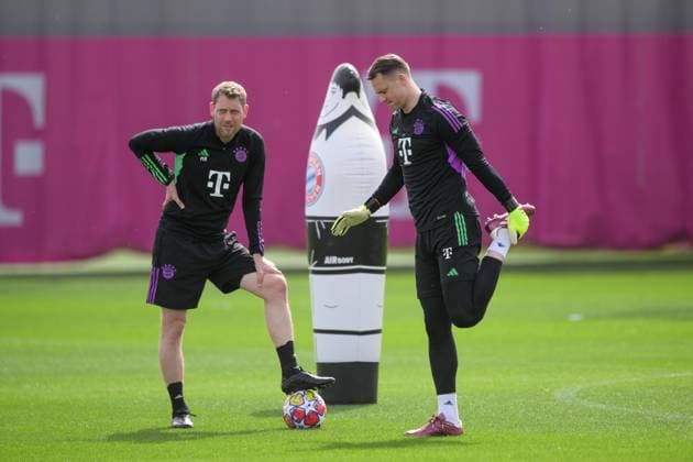 Fußball, Championsleague, 20240408, Abschlusstraining, FC Bayern München - FC Arsenal. Im Bild Torwart-Trainer des FC Bayern München Michael RECHNER und Manuel NEUER (FC Bayern München, 1) Dehnübung. München Trainingsgelände Säbener Str. 51 Bayern Deutschland Copyright: Passion2Press MarkusxFischerx