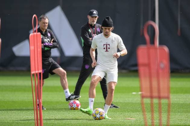 Fußball, Championsleague, 20240408, Abschlusstraining, FC Bayern München - FC Arsenal. Im Bild Leroy SANE (FC Bayern München, 10) spielt Ball mit Mütze Hintergrund Co-Trainer des FC Bayern München Arno MICHELS und Trainer des FC Bayern München Thomas TUCHEL. München Trainingsgelände Säbener Str. 51 Bayern Deutschland Copyright: Passion2Press MarkusxFischerx