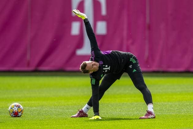 Manuel Neuer 1 (FC Bayern Muenchen) Dehnungsuebungen, Abschlusstraining vor dem UEFA Champions League-Spiel gegen den FC Arsenal, Saison 2023 2024 an der Saebener Strasse. 08.04.2024 DFB regulations prohibit any use of photographs as image sequences and or quasi-video Muenchen Bayern Deutschland