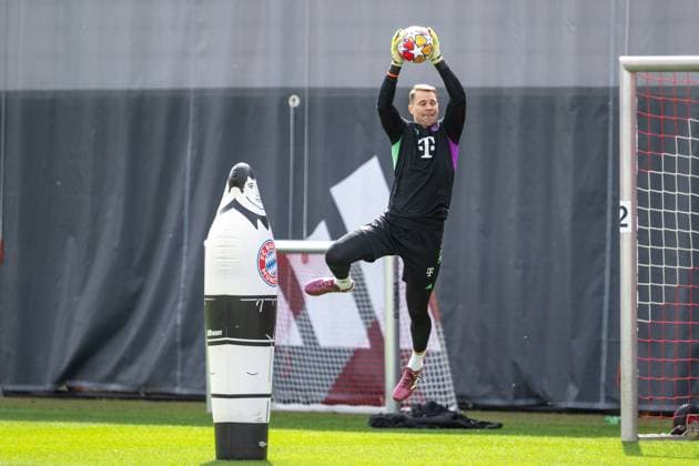 Manuel Neuer 1 (FC Bayern Muenchen) hechtet nach dem Ball, Abschlusstraining vor dem UEFA Champions League-Spiel gegen den FC Arsenal, Saison 2023 2024 an der Saebener Strasse. 08.04.2024 DFB regulations prohibit any use of photographs as image sequences and or quasi-video Muenchen Bayern Deutschland