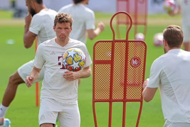 25 Thomas Mueller, am Ball Fussball Abschlusstraining des FC Bayern Muenchen vor dem UEFA Champions League-Spiel, in London gegen Arsenal FC 08.04.2024 Trainingsgelaende, Saebenerstr. FOTO: Mladen Lackovic LakoPress