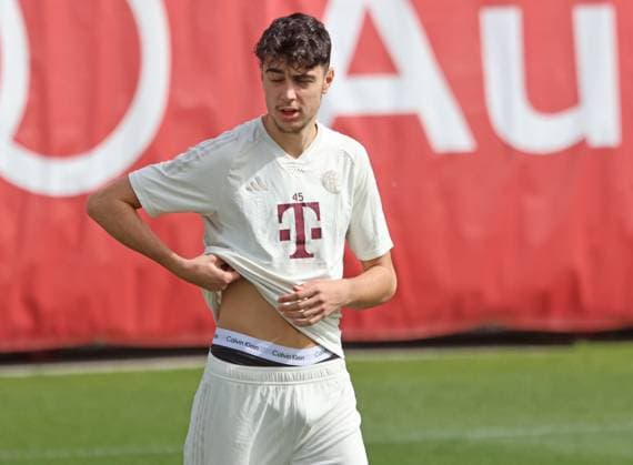 45 Aleksandar Pavlovic, Portraet, Portrait, Fussball Abschlusstraining des FC Bayern Muenchen vor dem UEFA Champions League-Spiel, in London gegen Arsenal FC 08.04.2024 Trainingsgelaende, Saebenerstr. FOTO: Mladen Lackovic LakoPress