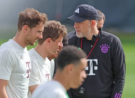 Trainer Thomas Tuchel, seine Spieler, 25 Thomas Mueller, 8 Leon Goretzka, 42 Jamal Musiala Fussball Abschlusstraining des FC Bayern Muenchen vor dem UEFA Champions League-Spiel, in London gegen Arsenal FC 08.04.2024 Trainingsgelaende, Saebenerstr. FOTO: Mladen Lackovic LakoPress