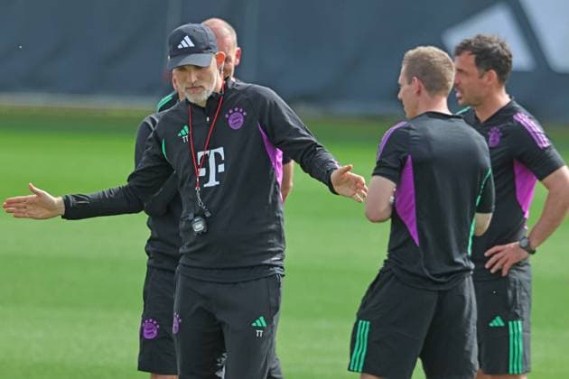 Trainer Thomas Tuchel, Gestik, gestikuliert, sein Trainerteam Fussball Abschlusstraining des FC Bayern Muenchen vor dem UEFA Champions League-Spiel, in London gegen Arsenal FC 08.04.2024 Trainingsgelaende, Saebenerstr. FOTO: Mladen Lackovic LakoPress