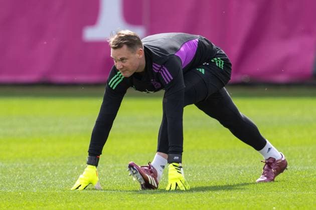 Manuel Neuer 1 (FC Bayern Muenchen) dehnungsuebungen, Abschlusstraining vor dem UEFA Champions League-Spiel gegen den FC Arsenal, Saison 2023 2024 an der Saebener Strasse. 08.04.2024 DFB regulations prohibit any use of photographs as image sequences and or quasi-video Muenchen Bayern Deutschland