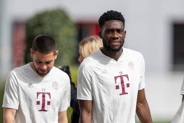 Raphael Guerreiro 22 (FC Bayern Muenchen), Alphonso Davies 19 (FC Bayern Muenchen), Abschlusstraining vor dem UEFA Champions League-Spiel gegen den FC Arsenal, Saison 2023 2024 an der Saebener Strasse. 08.04.2024 DFB regulations prohibit any use of photographs as image sequences and or quasi-video Muenchen Bayern Deutschland