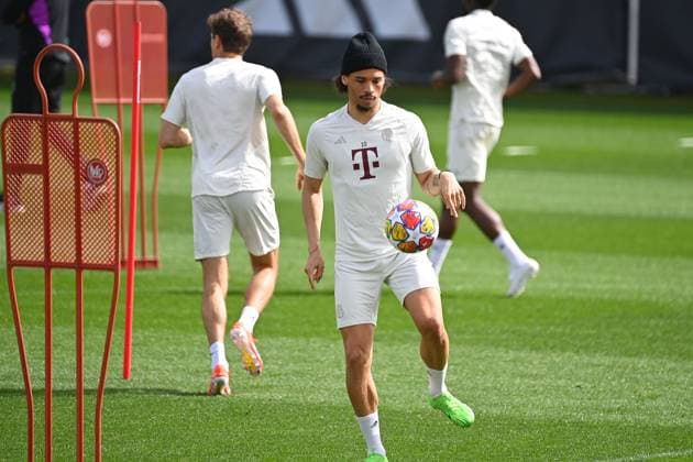 Leroy SANE (Bayern Muenchen) am Ball,Aktion. Abschlusstraining vor dem Fussball Champions League Viertelfinale FC Arsenal - FC Bayern Muenchen am 08.04.2024 auf dem Trainingsgelaende an der Saebener Strasse in Muenchen. Â