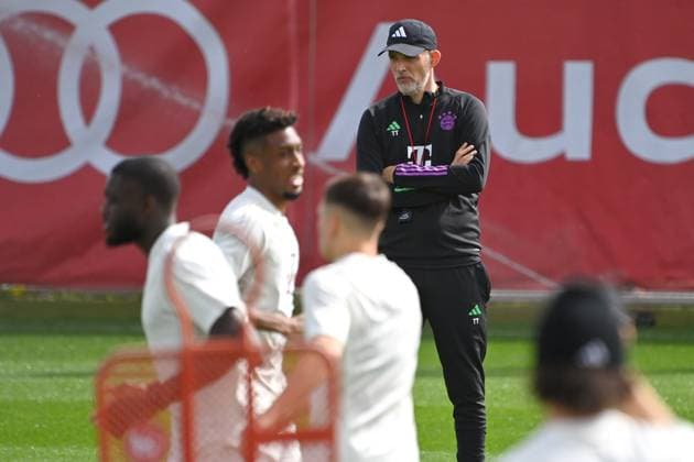 Trainer Thomas TUCHEL (Bayern Muenchen) beobachtet seine Spieler, Abschlusstraining vor dem Fussball Champions League Viertelfinale FC Arsenal - FC Bayern Muenchen am 08.04.2024 auf dem Trainingsgelaende an der Saebener Strasse in Muenchen. Â