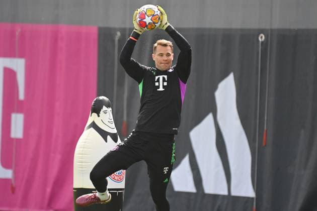 Manuel NEUER (Torwart Bayern Muenchen), pariert den Ball, Aktion,Einzelbild,angeschnittenes Einzelmotiv,Halbfigur,halbe Figur. Abschlusstraining vor dem Fussball Champions League Viertelfinale FC Arsenal - FC Bayern Muenchen am 08.04.2024 auf dem Trainingsgelaende an der Saebener Strasse in Muenchen. Â