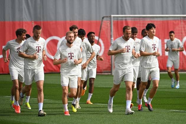 Teamfoto,Team,Mannschaft,Mannschaftsfoto v.li: Thomas MUELLER (MÜLLER,Bayern Muenchen), Eric DIER (Bayern Muenchen), Konrad LAIMER (Bayern Muenchen), Leon GORETZKA (Bayern Muenchen), Kingsley COMAN (Bayern Muenchen), Harry KANE (Bayern Muenchen), Minjae KIM (FC Bayern Muenchen), Warmlaufen,Aktion. Abschlusstraining vor dem Fussball Champions League Viertelfinale FC Arsenal - FC Bayern Muenchen am 08.04.2024 auf dem Trainingsgelaende an der Saebener Strasse in Muenchen. Â