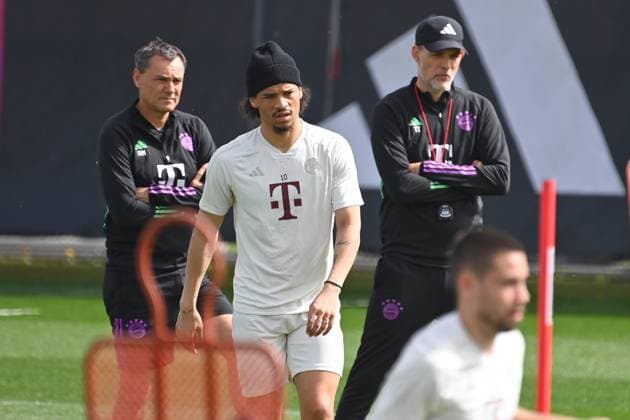 Leroy SANE (Bayern Muenchen), hi:Trainer Thomas TUCHEL (Bayern Muenchen), Co Trainer Arno MICHELS (Bayern Muenchen). Abschlusstraining vor dem Fussball Champions League Viertelfinale FC Arsenal - FC Bayern Muenchen am 08.04.2024 auf dem Trainingsgelaende an der Saebener Strasse in Muenchen. Â