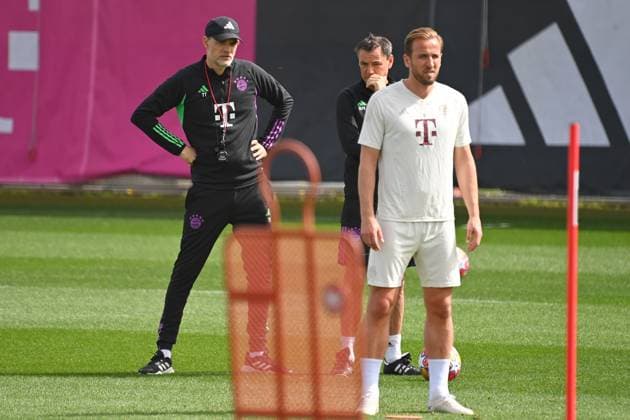 Trainer Thomas TUCHEL (Bayern Muenchen), Co Trainer Arno MICHELS (Bayern Muenchen), vorne Harry KANE (Bayern Muenchen). Abschlusstraining vor dem Fussball Champions League Viertelfinale FC Arsenal - FC Bayern Muenchen am 08.04.2024 auf dem Trainingsgelaende an der Saebener Strasse in Muenchen. Â