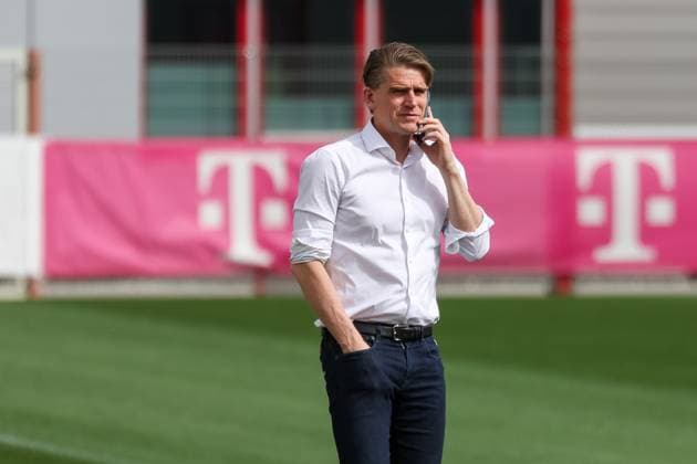 Christoph Freund (FC Bayern Muenchen, Sportdirektor) telefonierend auf dem Trainingsplatz, telefoniert, Abschlusstraining, FC Bayern Muenchen, Fussball, UEFA Champions League, Viertelfinale Hinspiel, Saison 23 24, 08.04.2024, Abschlusstraining, FC Bayern Muenchen, Fussball, UEFA Champions League, Viertelfinale Hinspiel, Saison 23 24, 08.04.2024 Muenchen Copyright: xEibner-Pressefoto JennixMaulx EP_JML