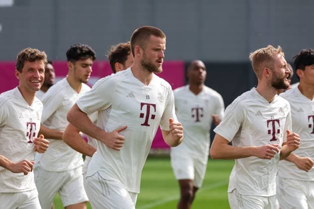 Eric Dier (FC Bayern Muenchen, 15) laeuft, laufend, mit Thomas Mueller (FC Bayern Muenchen, 25) lachend, lacht, Abschlusstraining, FC Bayern Muenchen, Fussball, UEFA Champions League, Viertelfinale Hinspiel, Saison 23 24, 08.04.2024, Abschlusstraining, FC Bayern Muenchen, Fussball, UEFA Champions League, Viertelfinale Hinspiel, Saison 23 24, 08.04.2024 Muenchen Copyright: xEibner-Pressefoto JennixMaulx EP_JML