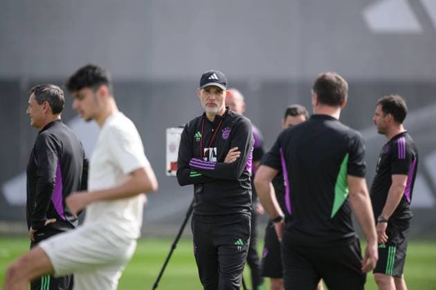Fußball, Championsleague, 20240408, Abschlusstraining, FC Bayern München - FC Arsenal. Im Bild Trainer des FC Bayern München Thomas TUCHEL verschränkte Arme skeptisch Gestik Mimig Portrait Oberkörper halbe Figur angeschnittenes Einzelmotiv. München Trainingsgelände Säbener Str. 51 Bayern Deutschland Copyright: Passion2Press MarkusxFischerx