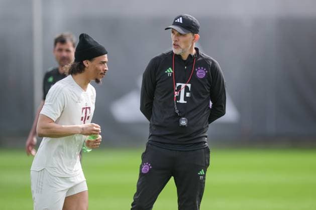 Fußball, Championsleague, 20240408, Abschlusstraining, FC Bayern München - FC Arsenal. Im Bild Leroy SANE (FC Bayern München, 10) mit Mütze Wasserflasche in Hand und Trainer des FC Bayern München Thomas TUCHEL. München Trainingsgelände Säbener Str. 51 Bayern Deutschland Copyright: Passion2Press MarkusxFischerx