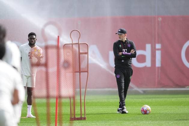 Fußball, Championsleague, 20240408, Abschlusstraining, FC Bayern München - FC Arsenal. Im Bild Trainer des FC Bayern München Thomas TUCHEL beobachtet verfolgt Aufwärmen. München Trainingsgelände Säbener Str. 51 Bayern Deutschland Copyright: Passion2Press MarkusxFischerx