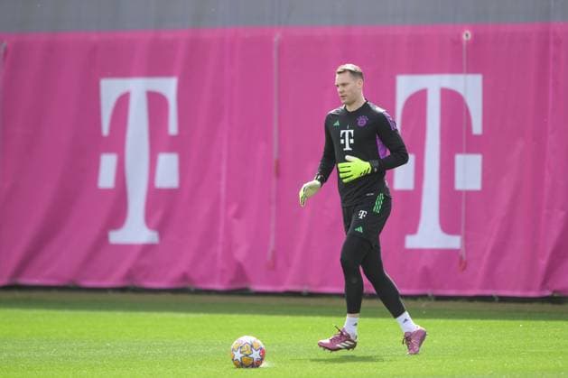 Fußball, Championsleague, 20240408, Abschlusstraining, FC Bayern München - FC Arsenal. Im Bild Manuel NEUER (FC Bayern München, 1) spielt Ball Portrait Ganzkörper ganze volle Figur. München Trainingsgelände Säbener Str. 51 Bayern Deutschland Copyright: Passion2Press MarkusxFischerx